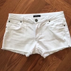 White denim raw hem shorts size 26